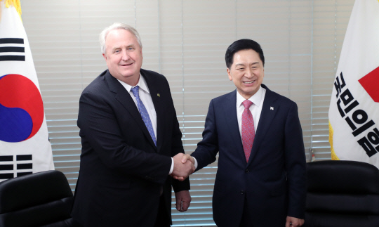 지난 10월23일 김기현(오른쪽부터) 국민의힘 대표와 인요한 당 신임 혁신위원장이 서울 여의도 국민의힘 중앙당사에서 면담하기 전 악수를 하고 있다.<공동취재·연합뉴스>